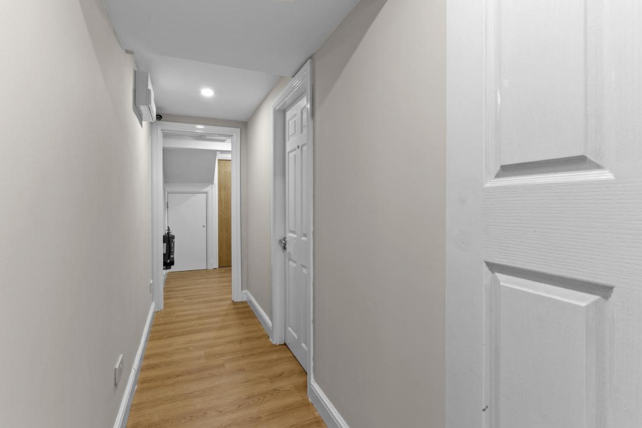London'S Boutique Studio Bagian luar foto
